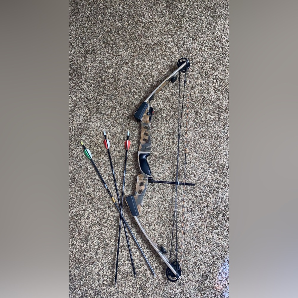 Camo Compound Bow with Arrows